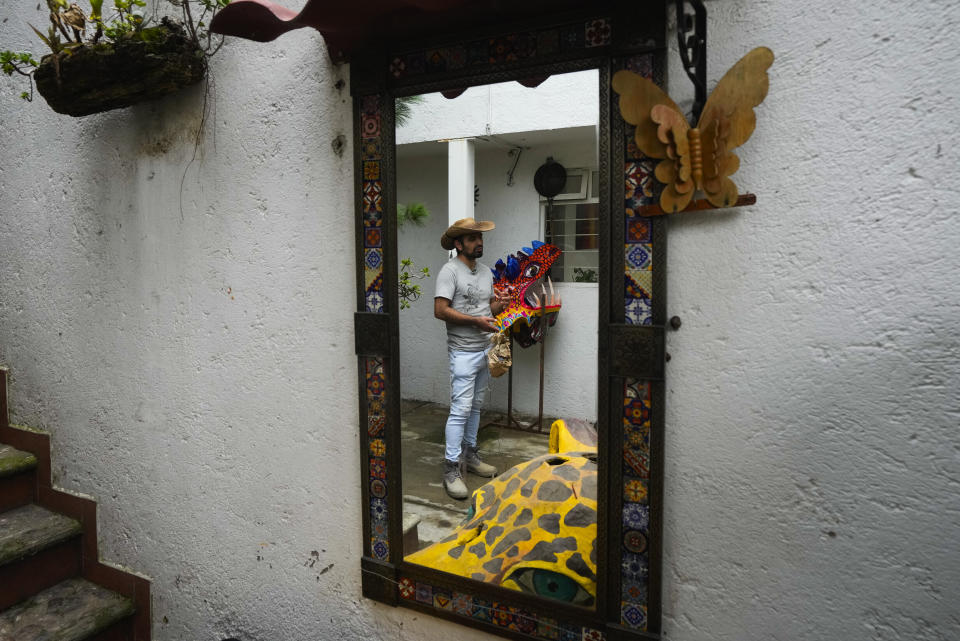 El artista mexicano Israel Mondragón, en su taller mientras se prepara para el desfile anual de alebrijes en Ciudad de México, el jueves 19 de octubre de 2023. Los alebrijes representan criaturas fantásticas y están hechos de cartón pintado con llamativos colores. (AP Foto/Fernando Llano)