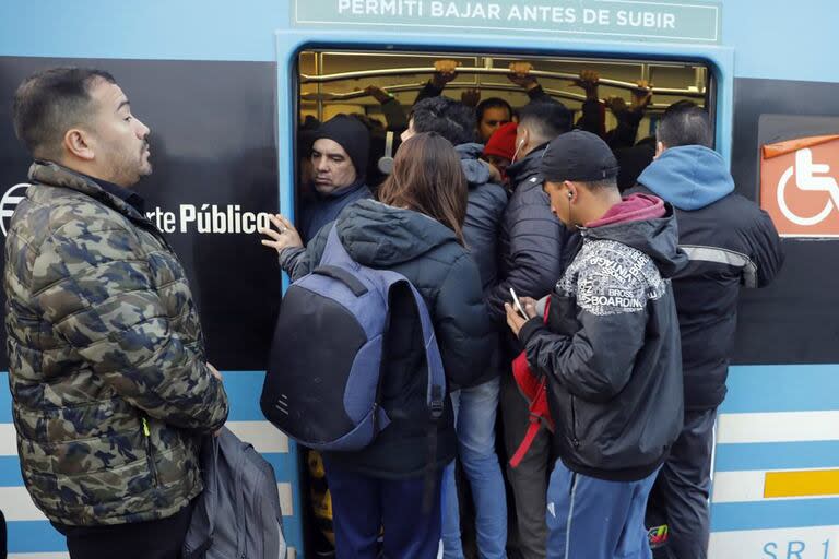 Por una medida de fuerza gremial los trenes circulan a 30 kmh; el tren Sarmiento tiene una demora de al menos 45 minutos.