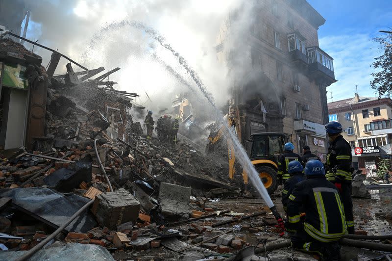 Rescatistas trabajan en el sitio de un edificio residencial fuertemente dañado por un ataque de misiles rusos, en medio de su ataque a Ucrania, en Zaporiyia, Ucrania