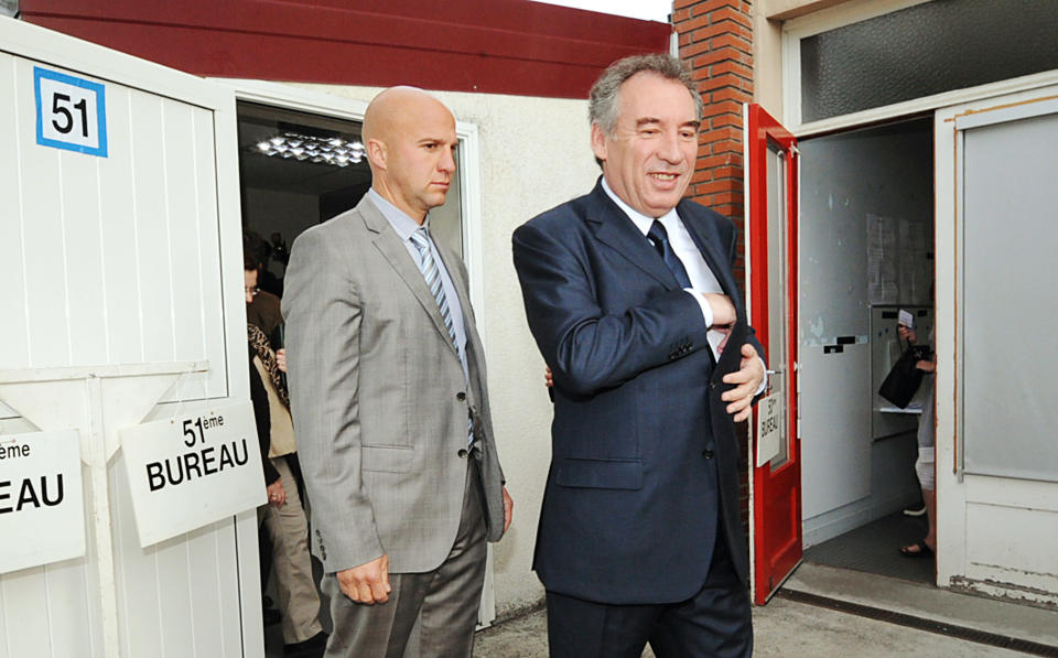 8h05. Dès l'ouverture des bureaux de vote à 8h et comme lors du premier tour, c'est le candidat du MoDem François Bayrou qui est le premier candidat à venir déposer son bulletin dans l'urne. AFP/Pierre Andrieu