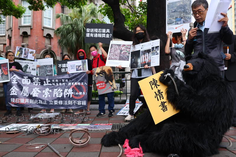 動保團體籲禁止金屬套索陷阱  黑熊手持陳情書 由民間發起成立的「搶救野生動物聯盟」18日赴監察 院大門口舉行記者會，現場演出行動劇呈現黑熊在自 然環境遭遇人為金屬套索陷阱傷亡的情形，呼籲全面 禁止「山豬吊」等殘忍獵具，並由黑熊手持陳情書要 向監委陳情。 中央社記者王騰毅攝  113年4月18日 