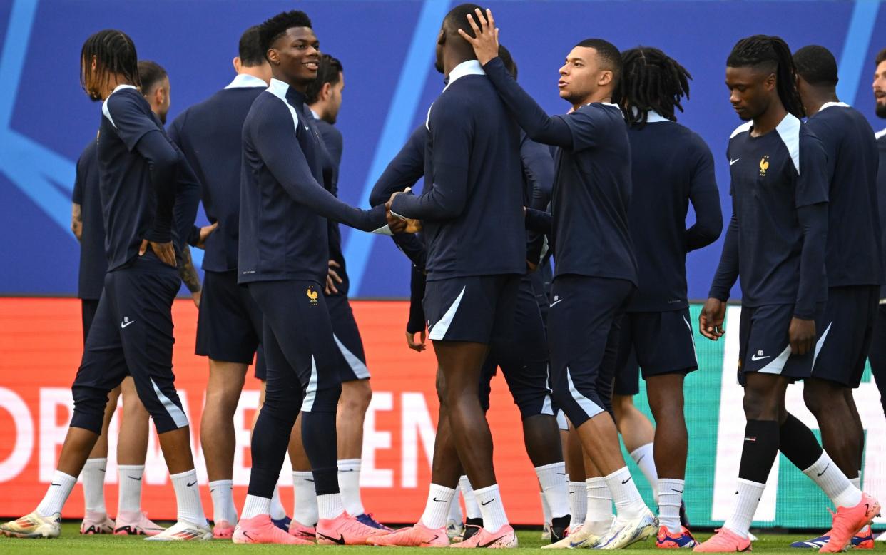 Tournament favourites France focus on bonding