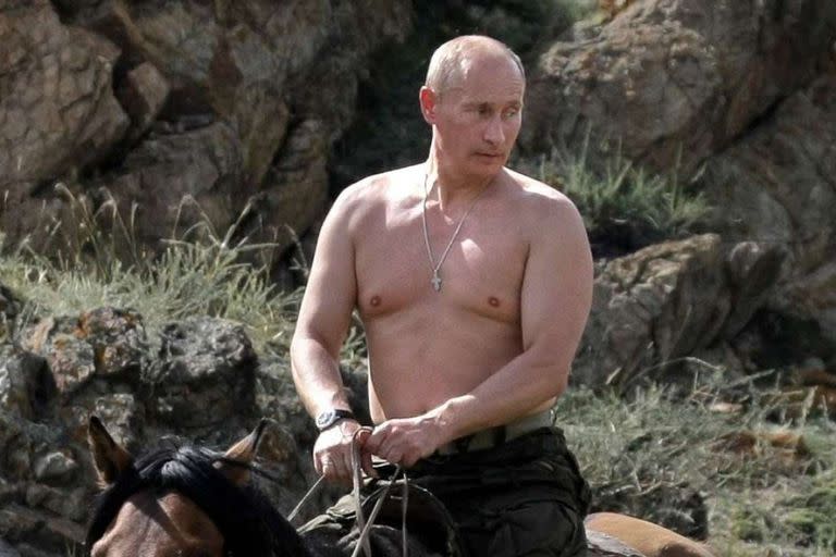 Putin, sin camisa y a caballo, la imagen del hombre rudo que le gusta transmitir