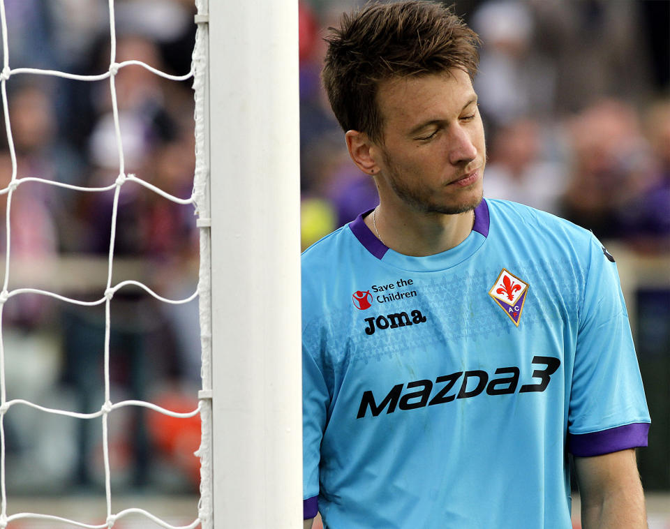 El portero brasileño Neto, del Fiorentina, cometió un error garrafal en la pasada jornada del Calcio. (AP Photo/Fabrizio Giovannozzi)