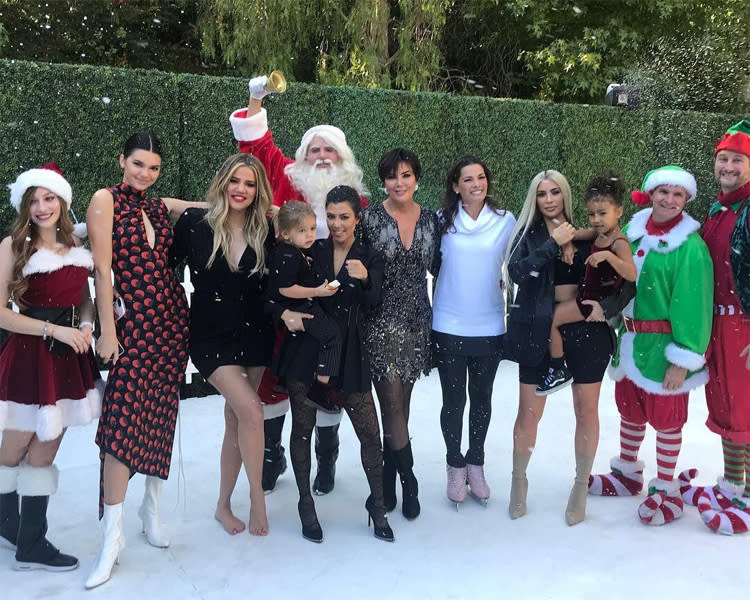 <p>Weihnachten im Oktober können auch nur die Kardashians feiern: Für die Dreharbeiten zum Weihnachtsspecial von ‘Keeping Up with the Kardashians’ ließ Mama Kris Jenner 2017 in ihrem Garten eine Eislaufbahn inklusive Kunstschnee errichten – und drehte dann vor laufender Kamera bei 35 Grad mit Eiskunstläuferin Nancy Kerrigan ihre Runden.<br>(Foto: Twitter/Kris Jenner) </p>