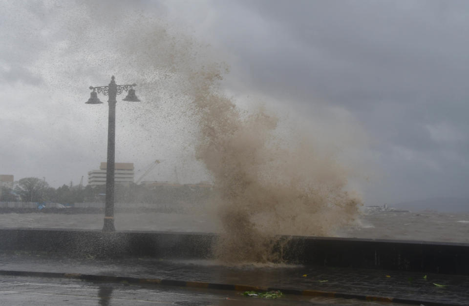 Mumbai cops maintain vigil amid rains, winds. (Photos by Arun Patil)