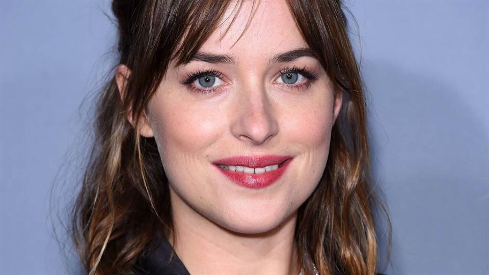 達珂塔強生（Dakota Johnson）昨日參加LACMA藝術與電影盛典時，以火辣的穿搭吸引全場目光。（圖／達志影像）