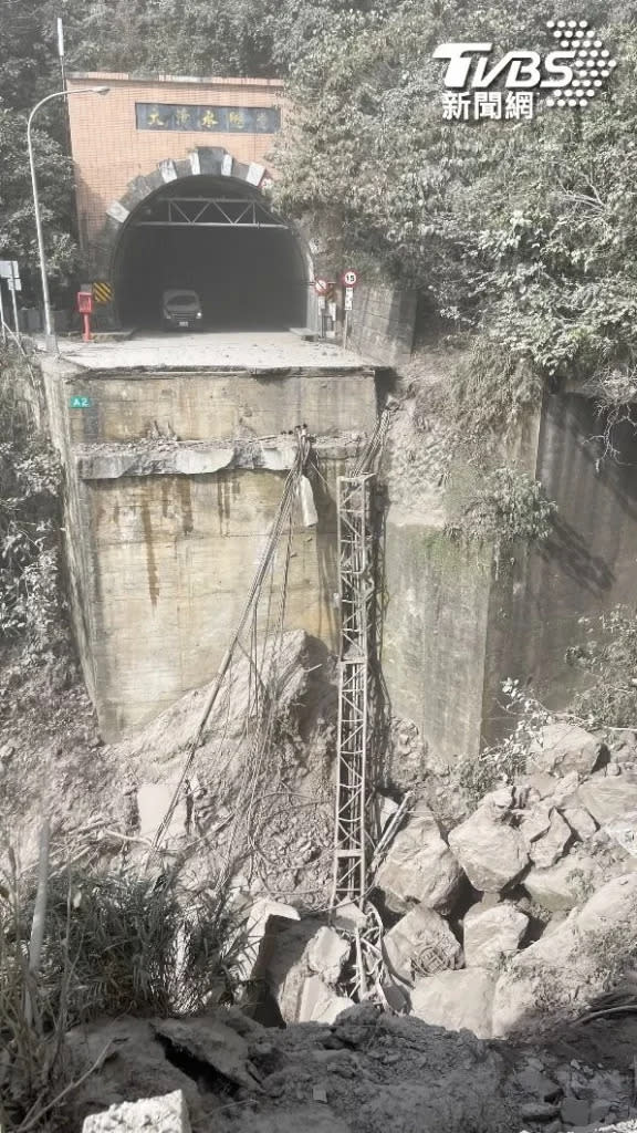 宜蘭往花蓮方向之台9線蘇花公路，大清水隧道前道路也嚴重斷裂 (圖片來源 / TVBS)