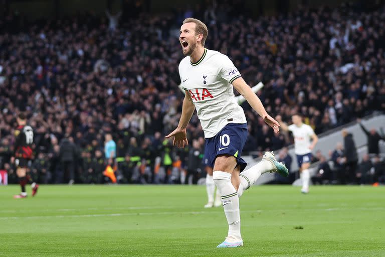 Harry Kane, el goleador de Tottenham, es pretendido por PSG, que hoy por hoy tiene a Messi, Kylian Mbappé y Neymar pero poco recambio para esas estrellas.