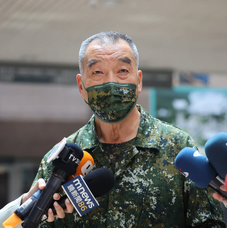 邱國正說明基隆祥豐營區迫砲爆炸事件後續處置 陸軍六軍團位於基隆的祥豐營區24日發生120迫砲爆 炸，國防部長邱國正（圖）25日到台北三軍總醫院探 視受傷官兵，並說明後續相關處置方向。 中央社記者王飛華攝  112年7月25日 