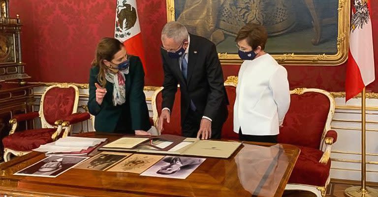 AMLO encarga a Beatriz ‘una misión casi imposible’: que vuelva el penacho de Moctezuma