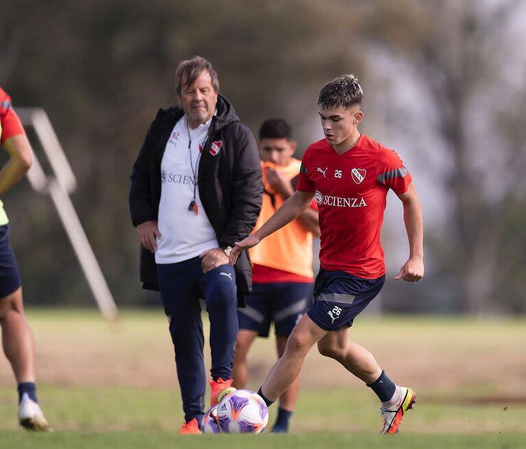 Santiago López Grobin bajo la mirada de Ricardo Zielinski, que lo hizo debutar en la primera del Rojo