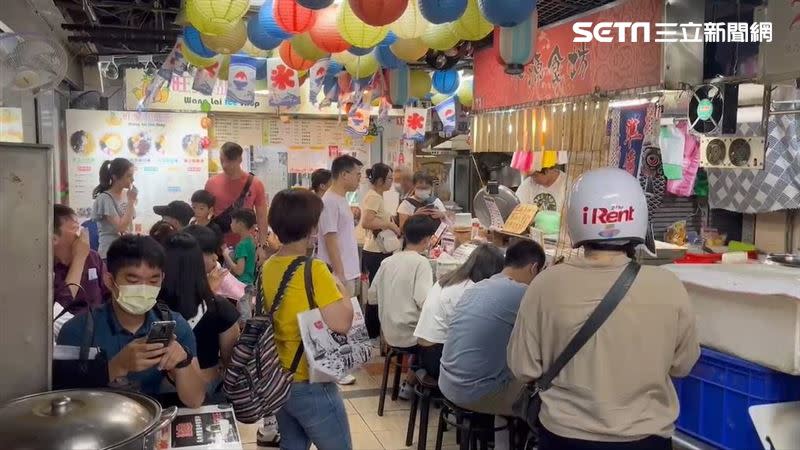 哥哥蘇又麟(下圖黑衣)和弟弟蘇又麟(下圖白衣)一起經營炒飯店，每到用餐時間人潮爆滿。（圖／記者賴俊佑攝影）