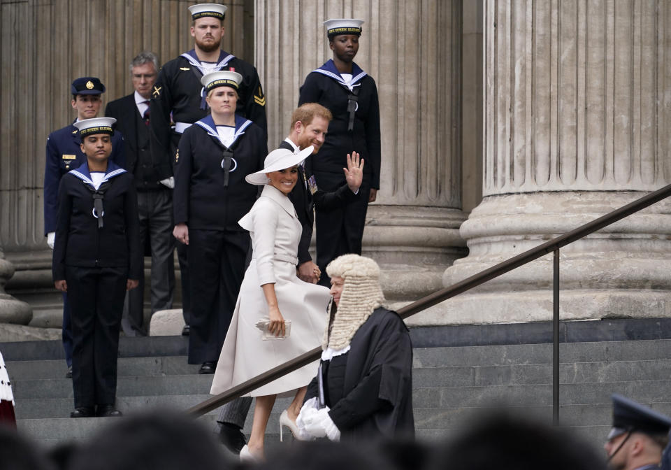 El príncipe Enrique y su esposa Meghan, la Duquesa de Sussex, llegan a una misa de acción de gracias para la reina Isabel II en la Catedral de San Pablo en Londres el viernes 3 de junio de 2022 en el segundo de cuatro días de celebraciones por su Jubileo de Platino por sus 70 años de reinado. (Foto AP/Alberto Pezzali)