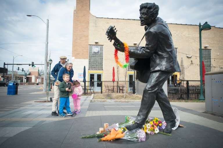 John and Carolyn Hellmuth visit the statue of singer and musician Chuck Berry with their grandchildren, Millie and Maxon, in University City, Missouri, on March 19, 2017