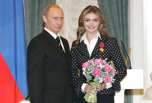 普丁在2005年時，授予阿琳娜勳章儀式。（圖／維基百科）