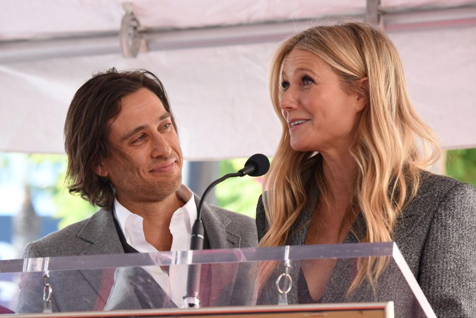 Dans une vidéo publiée sur la chaîne YouTube de Goop en mars dernier, Gwyneth Paltrow et Brad Falchuk font de rares confidences sur leur couple. En plein confinement, les époux évoquent la difficulté de cohabiter à quatre, avec les jeunes Apple et Moses, nés de l’union entre la comédienne et Chris Martin. "<em>Nous avons de la chance d’avoir une relation vraiment solide</em>, assure l’actrice. <em>Mais nous sommes aussi à la maison avec les enfants et c’est assez étroit. Je pense que nous nous sentons tous - en particulier mes adolescents - enfermés, surtout Apple, qui est une créature très sociale.</em>" Elle reconnaît qu’il y a parfois de la "<em>tension</em>" au sein du foyer. En plus de devoir construire de nouveaux repères en tant que famille recomposée, les tourtereaux avouent avoir du mal à trouver des moments à deux. Un constat qu’ont sans doute fait de nombreux parents durant cette période… <em>(Photo by ROBYN BECK/AFP via Getty Images)</em>