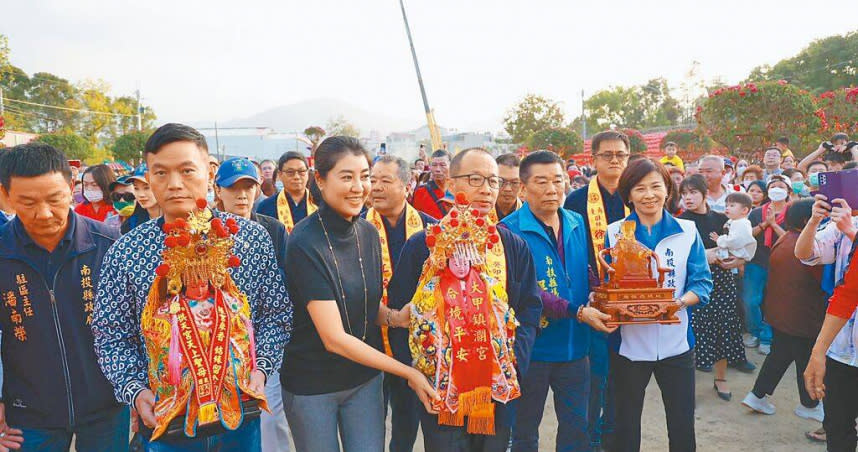 南投縣埔里鎮將舉辦癸卯年三獻清醮法會，東壇11日邀大甲鎮瀾宮及白沙屯拱天宮媽祖來駐駕鑑醮，南投縣副議長潘一全（左二）、南投縣長許淑華（左三）等人恭迎接駕，大批信眾也擠爆會場希望獲媽祖賜福。（圖／中國時報楊靜茹攝）