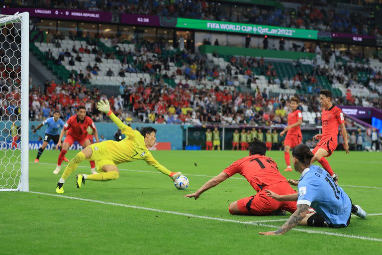 El arquero surcoreano Kim Seung-gyu saca un remate de Darwin Núñez durante el partido entre Uruguay y Corea del Sur