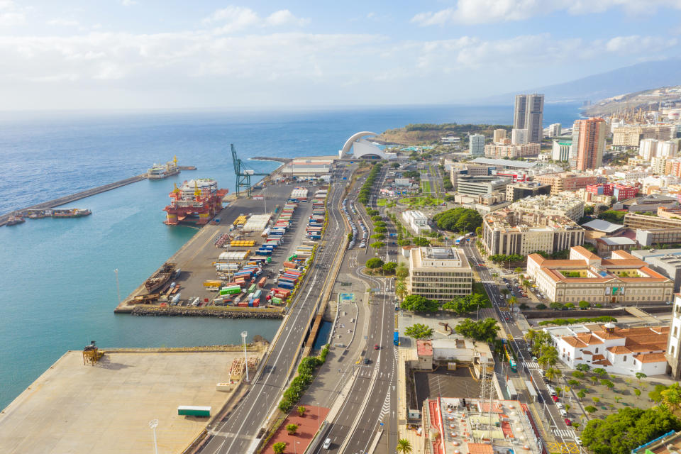 <p>La otra capital canaria es también un destino muy económico en España. Pasar una semana de vacaciones en Santa Cruz de Tenerife cuesta de media 900 euros, aunque el precio del hotel subiría aquí hasta los 487€. Sin embargo, alquilar un coche apenas nos costará 166€. (Foto: Getty Images).</p> 