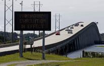 <p>Ein Verkehrsschild in Emerald Isle in North Carolina zeigt an, dass das Gebiet evakuiert werden muss. (Bild: (AP Photo/Tom Copeland) </p>