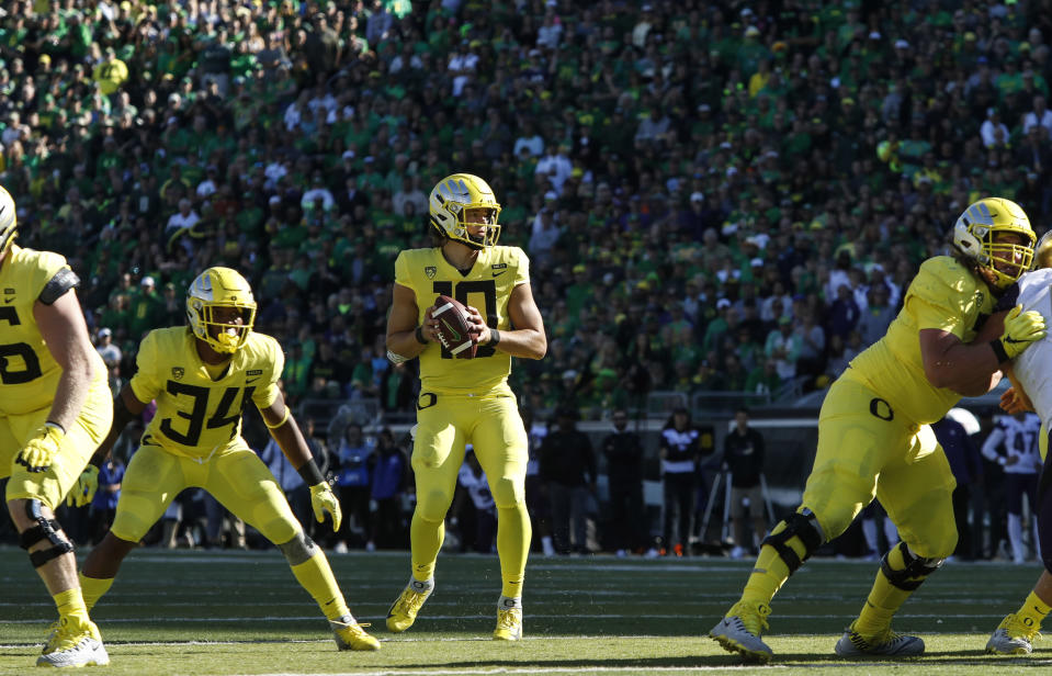 Oregon quarterback Justin Herbert (10), sets up for a touchdown pass at the end of the second quarter to tie the game against Washington during an NCAA college football game in Eugene, Ore., Saturday, Oct. 13, 2018. (AP Photo/Thomas Boyd)