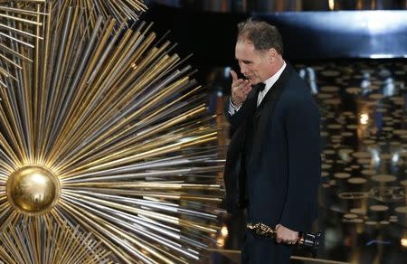 Britain's Mark Rylance blows a kiss after receiving the Oscar for Best Supporting Actor for the movie "Bridge of Spies" at the 88th Academy Awards in Hollywood, California February 28, 2016. REUTERS/Mario Anzuoni