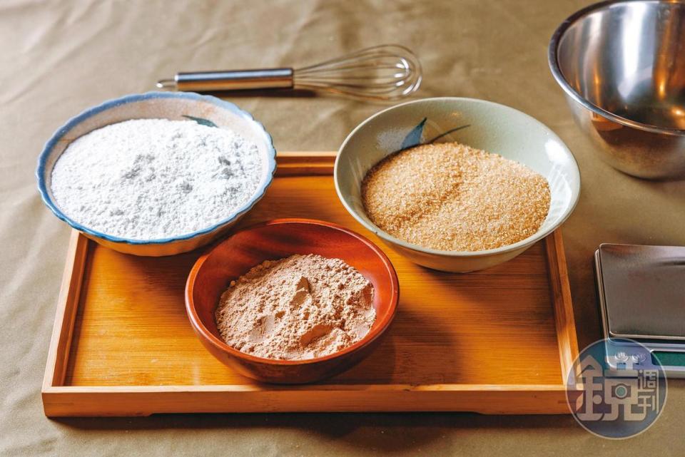 經過簡化的「高粱年糕」，只要使用現成的紅高粱粉、紅糖及糯米粉就能製作。