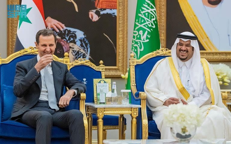 El vicegobernador de Riad, el príncipe Mohammed bin Abdulrahman, junto al presidente sirio Bashar al-Assad, en Riad