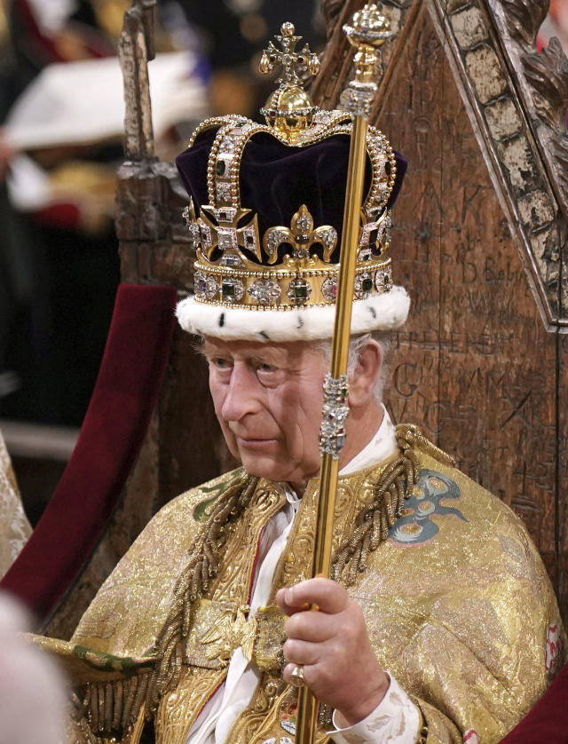 El rey Carlos III tras ser coronado con la Corona de San Eduardo por el arzobispo de Canterbury, Justin Welby, durante la ceremonia de coronación para Carlos III y Camila, la reina consorte, en la Abadía de Westminster, en Londres, el sábado 6 de mayo de 2023. (Victoria Jones/Pool vía AP)