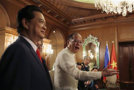 Philippines' President Benigno Aquino (2nd L) gestures as he walks next to Vietnam's Prime Minister Nguyen Tan Dung (L) during his visit at the Malacanang Presidential Palace in Manila May 21, 2014. REUTERS/Aaron Favila/Pool