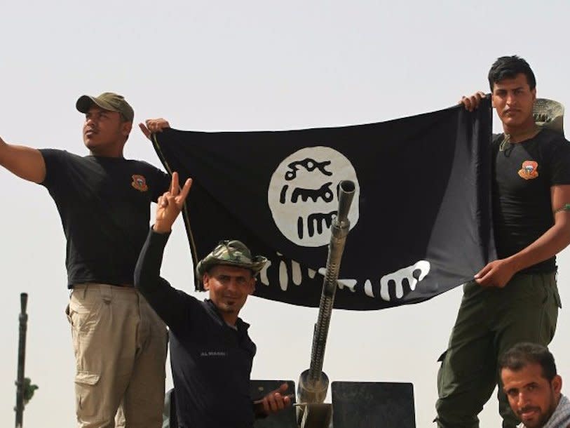 Iraq Soldiers ISIS Flag