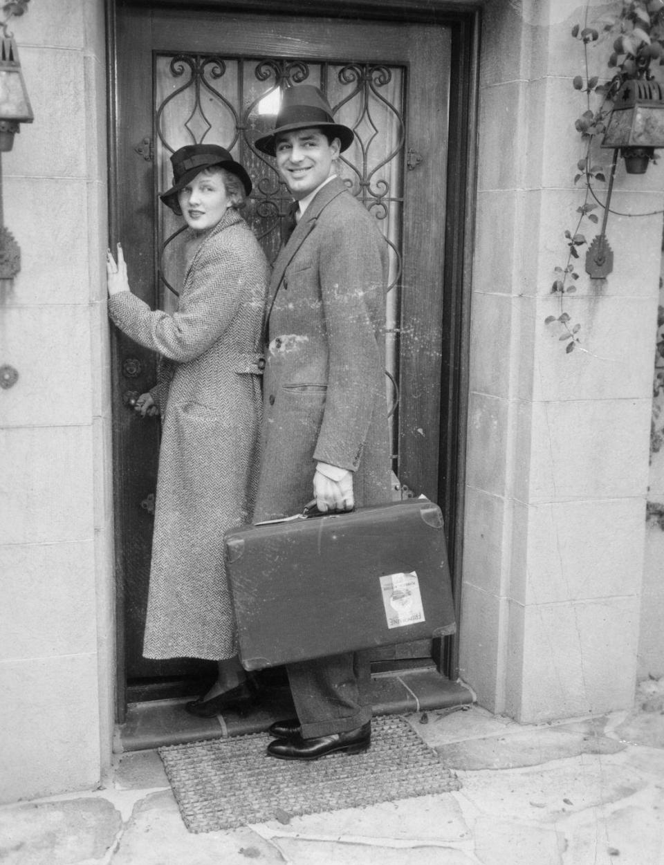<p>Suitcase in hand, the American screen star and his actress wife arrive in Rome for their honeymoon. They got married on February 9 in London.</p>