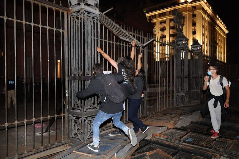 Un grupo de personas que niega las restricciones informadas por el Gobierno choca contra la policía frente a la Casa Rosada