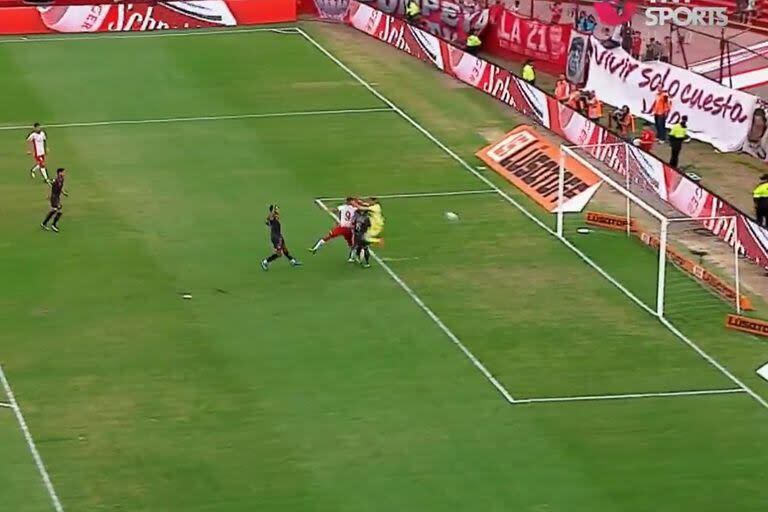 Rodríguez salió a destiempo y chocó con un compañero; Garate cabeceó antes y abrió el marcador para el Globo