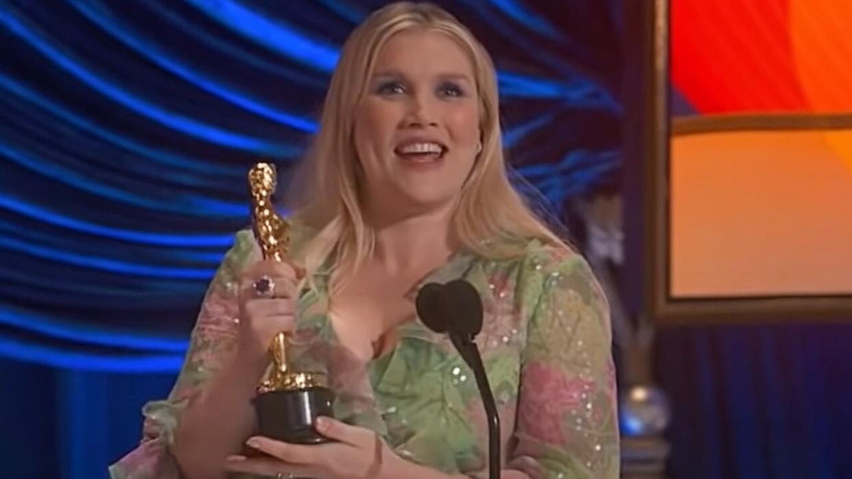  Emerald Fennell holding her Oscar . 