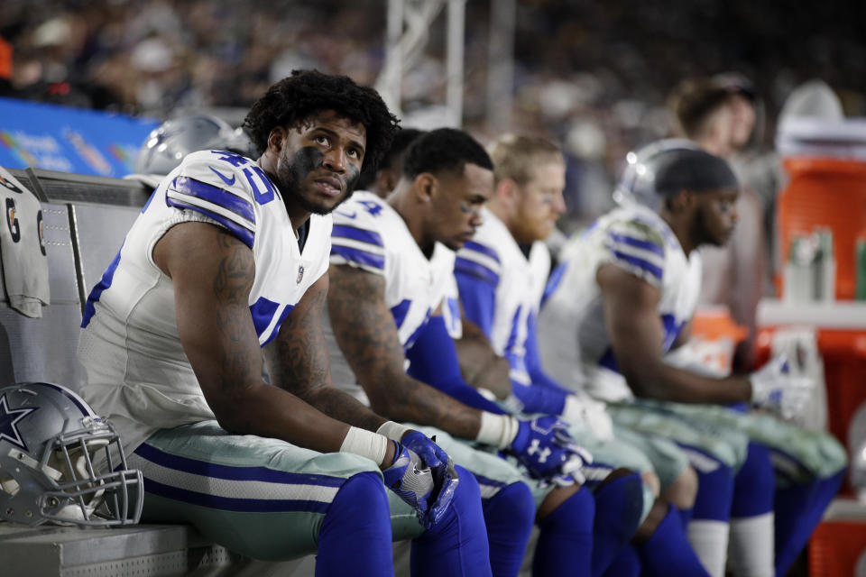 Los jugadores de los Cowboys de Dallas se sientan en la banca durante su derrota contra los Rams de Los Ángeles en el duelo divisional de la NFL el sábado 12 de enero de 2019, en Los Ángeles. (AP Foto/Jae C. Hong)