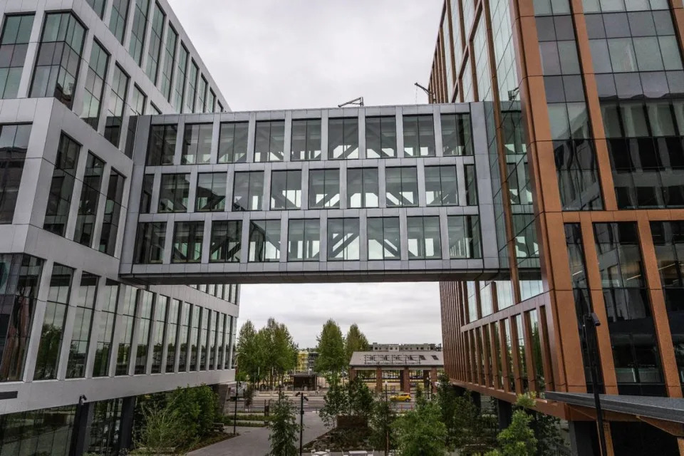 Un pont fermé relie les bâtiments du complexe de bureaux d'État May S. Lee, près de la station de train léger sur rail Richards Boulevard à Sacramento. Le projet de 1.03 milliard de dollars et 1.25 million de pieds carrés a tenu son inauguration mercredi.