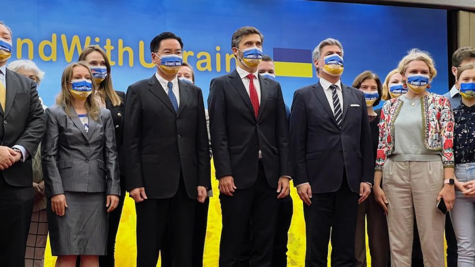 外交部4月1日舉行賑濟烏克蘭記者會，外交部長吳釗燮同台歐盟駐台代表高哲夫、波蘭駐台代表高哲叡等人合影。