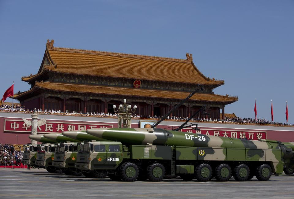 Militärfahrzeuge mit DF-26-Raketen fahren während einer Militärparade zum 70. Jahrestag des Endes des Zweiten Weltkriegs am 3. September 2015 in Peking, China, am Tiananmen-Tor vorbei. - Copyright: Andy Wong - Pool /Getty Images