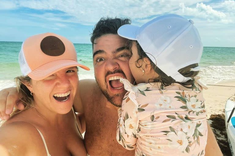 El conducto junto a su esposa e hija (Foto Instagram @dariobarassi)