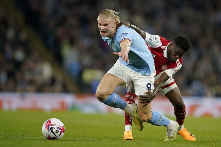 El ghanés Thomas Partey persigue al noruego Erling Haaland en el último enfrentamiento entre Arsenal y Manchester City