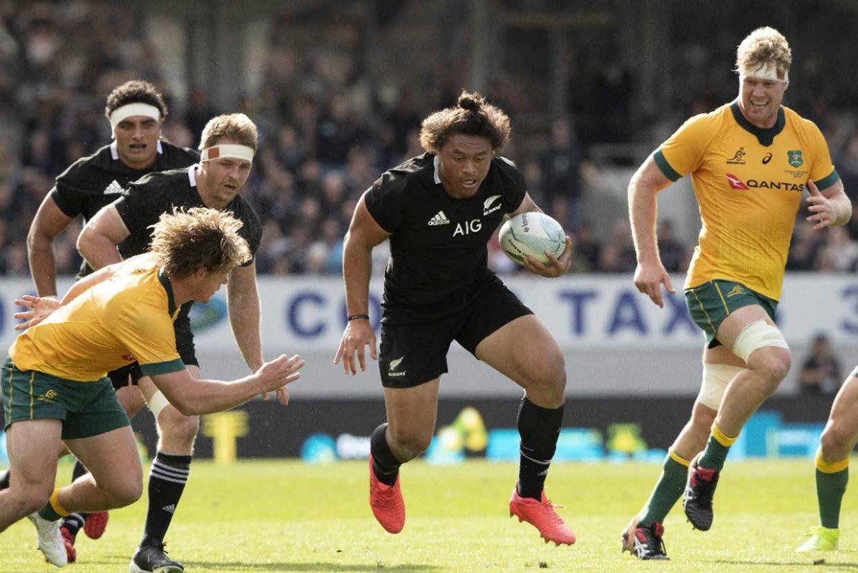 La nueva locomotora neozelandesa Caleb Clarke encara a Michael Hooper en el All Blacks vs. Wallabies que coronó al equipo negro campeón de la Copa Bledisloe hace 12 días.