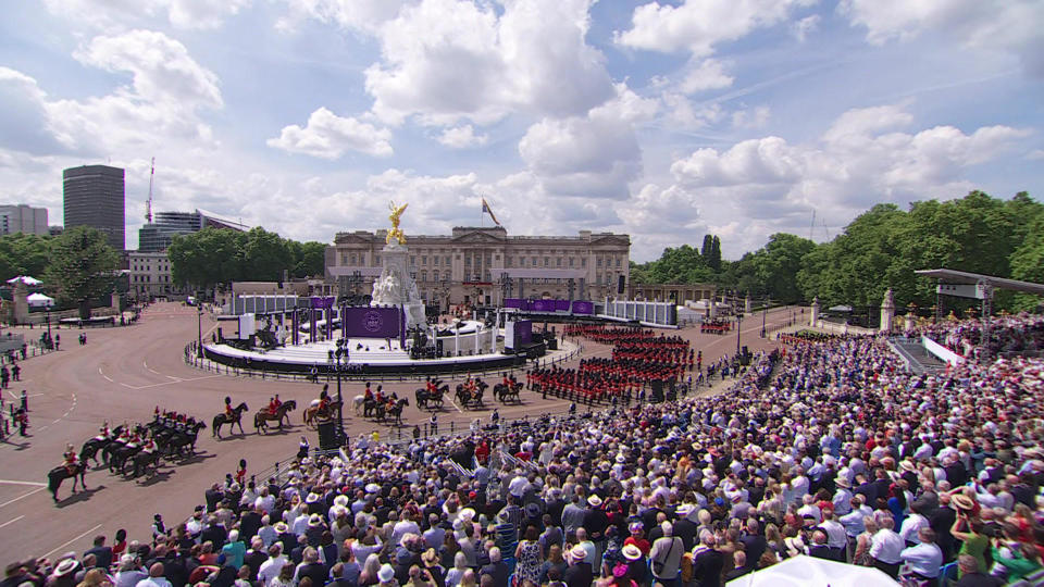 The scene outside Buckingham Palace on the first day of the Queen's Platinum Jubilee.  / Credit: CBS News