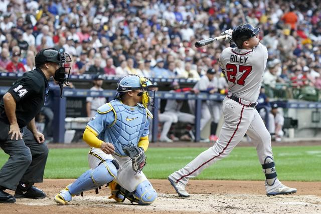 Austin Riley smashes a go-ahead, two-run homer in the eighth