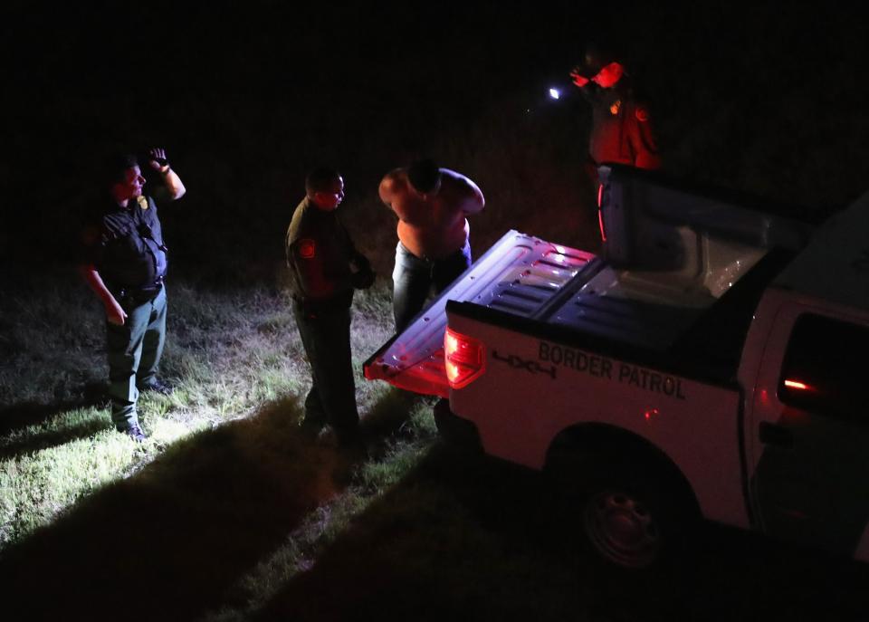 Las patrullas fronterizas recorren la frontera entre México y Estados Unidos para detener a los inmigrantes que entran sin papeles. Niños y padres son separados una vez interceptados. (Foto: John Moore/Getty Images)