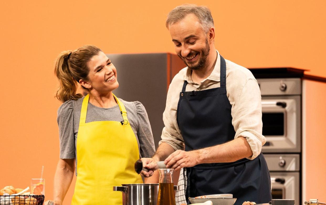 Komikerin Anke Engelke stellt Jan Böhmermanns vegane Kochkünste auf die Probe.
 (Bild: ZDF / Lennart Speer)
