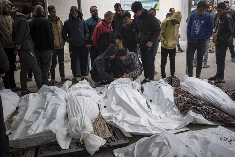 Palestinos muertos en el hospital de Rafah, en el sur de la Franja de Gaza, el 21 de diciembre de 2023