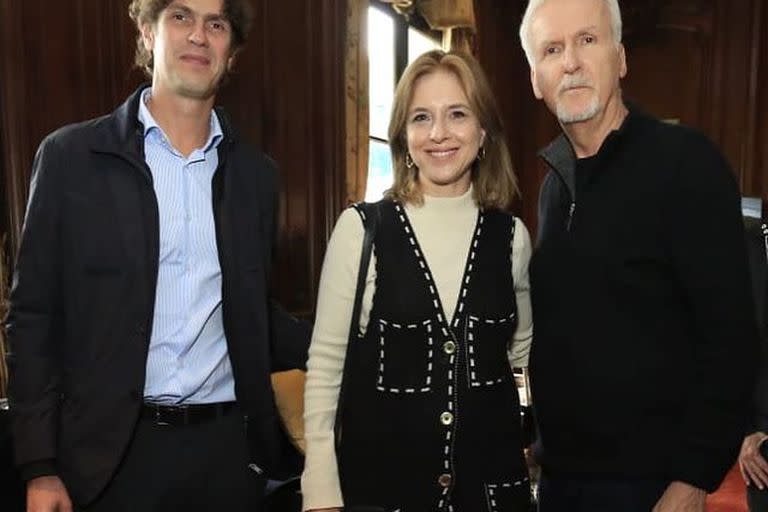 Martín Lousteau y Carla Peterson junto al director James Cameron