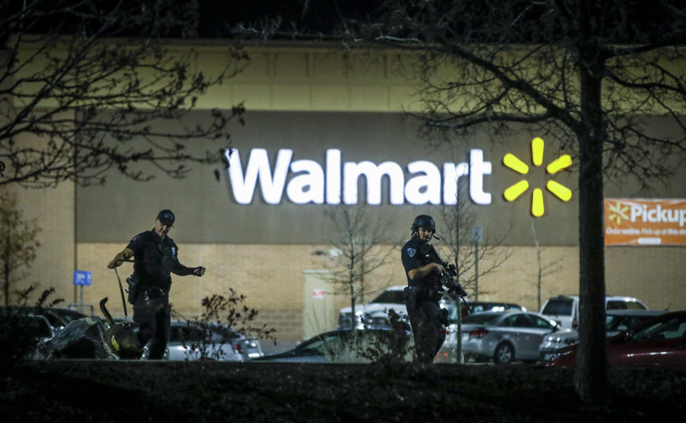 <p>Police investigate the scene of a shooting at a Wal Mart store in the Thorton Town Center shopping plaza on Nov. 1, 2017 in Thornton, Colo. (Photo: Marc Piscotty/Getty Images) </p>